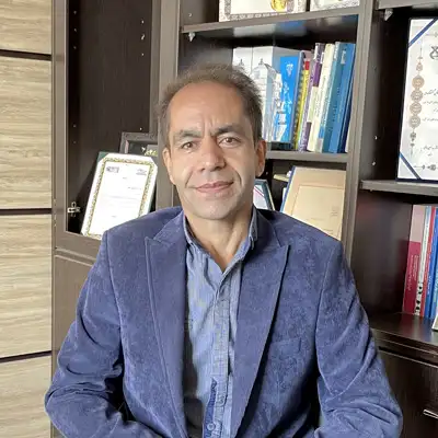 آقای حقیقی فرد کارشناس ارشد مدیریت دانش در شرکت مشاوران توسعه آینده
